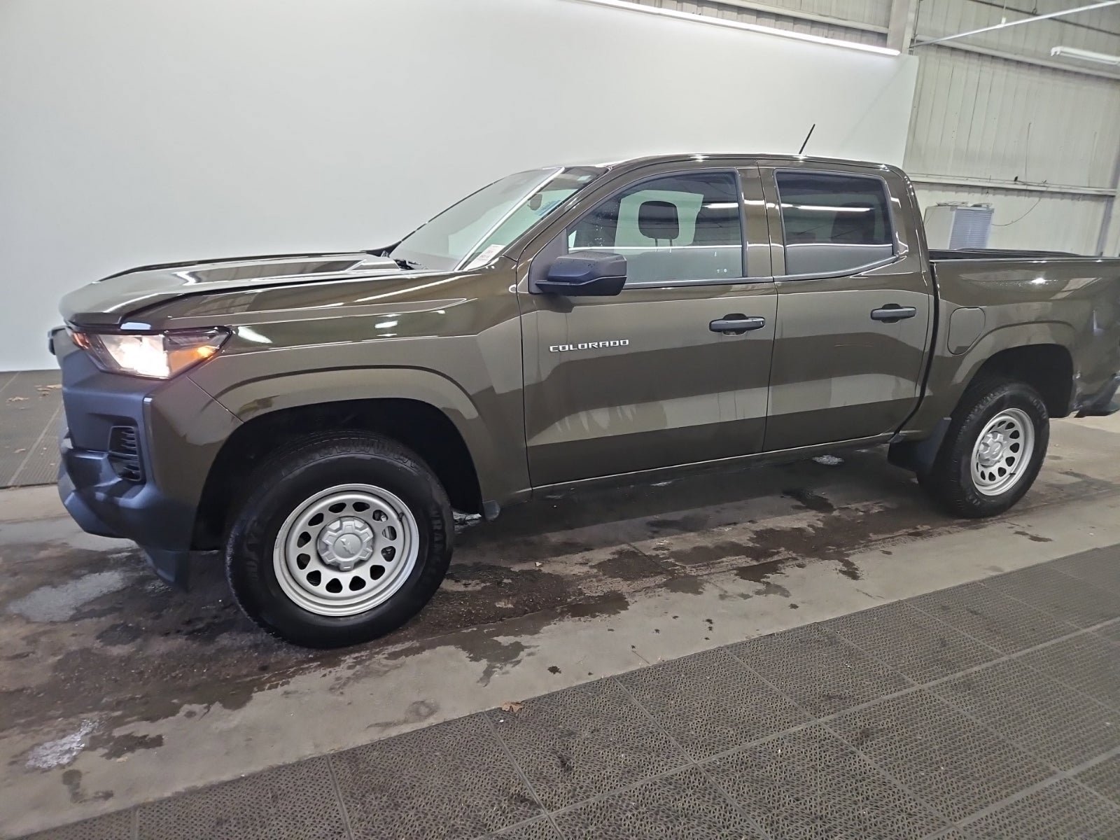 Used 2024 Chevrolet Colorado W/T image 2