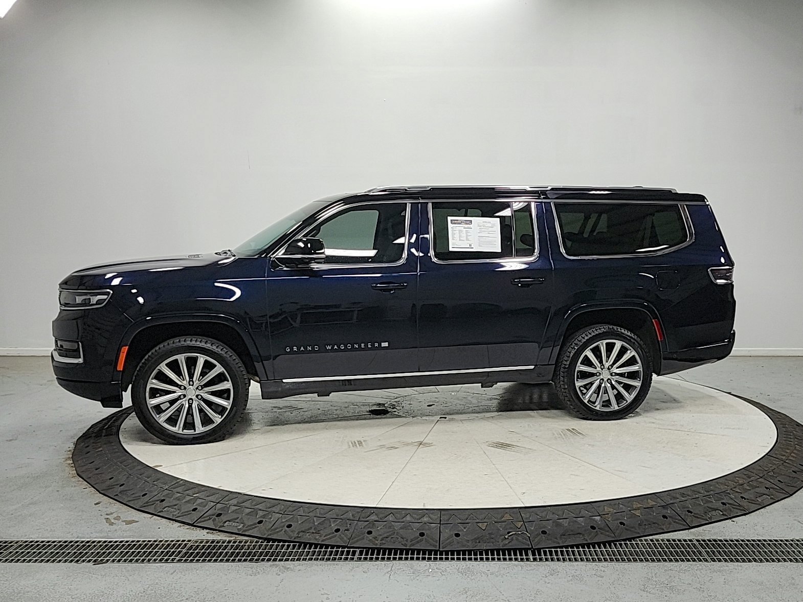 Used 2023 Jeep Grand Wagoneer L Series II w/ Convenience Group III AWD/4WD image 7