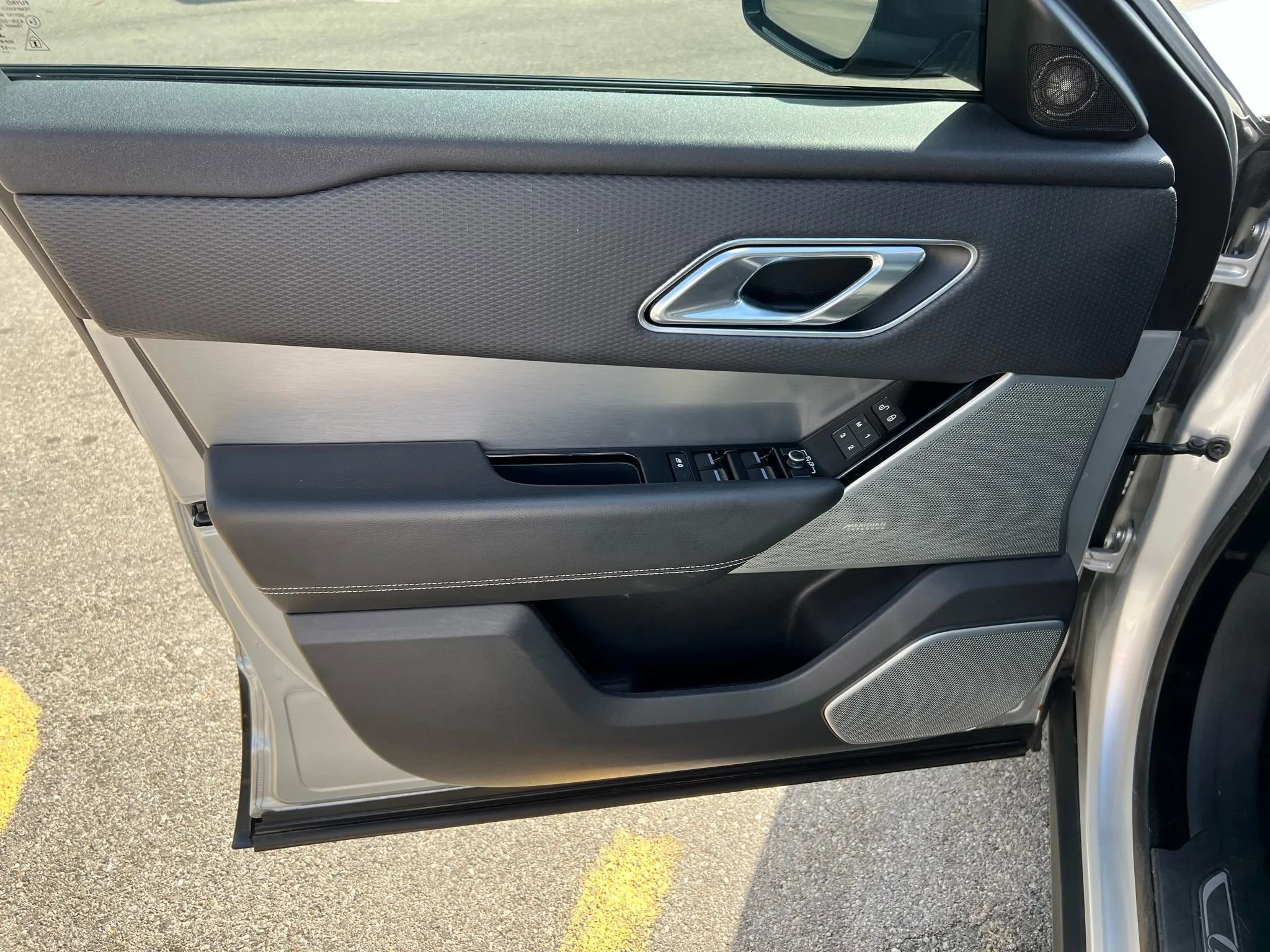 Used 2018 Land Rover Range Rover Velar R-Dynamic SE image 18