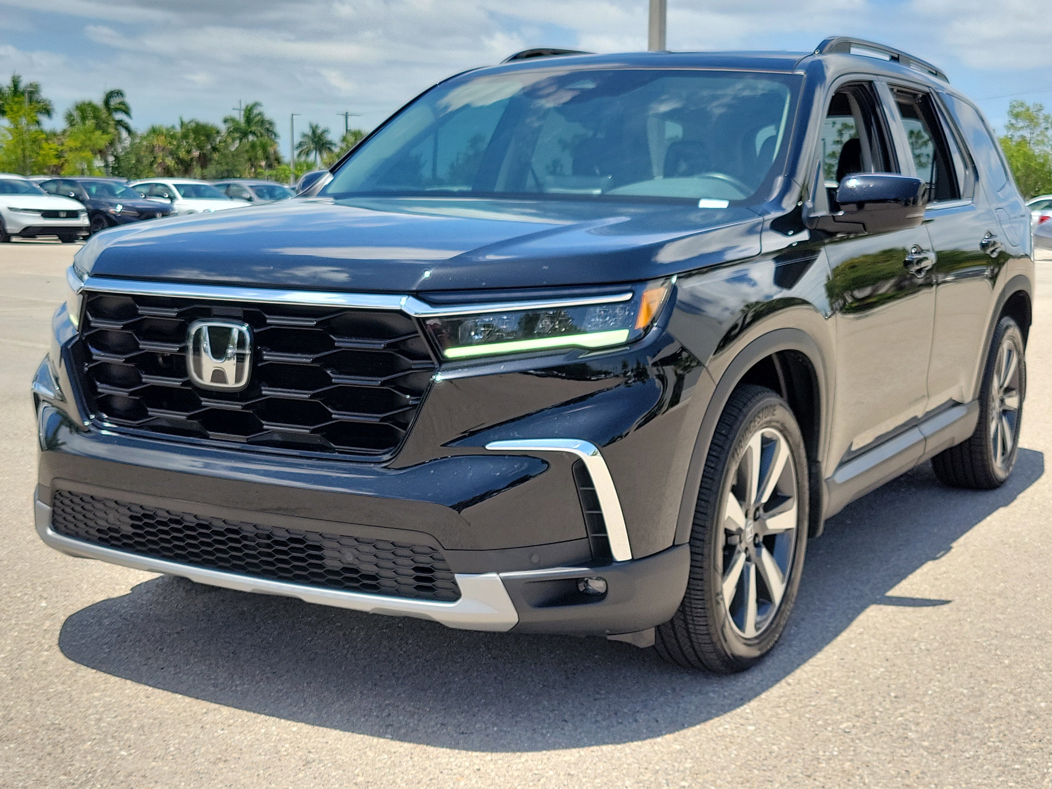 Used 2025 Honda Pilot Touring image 3
