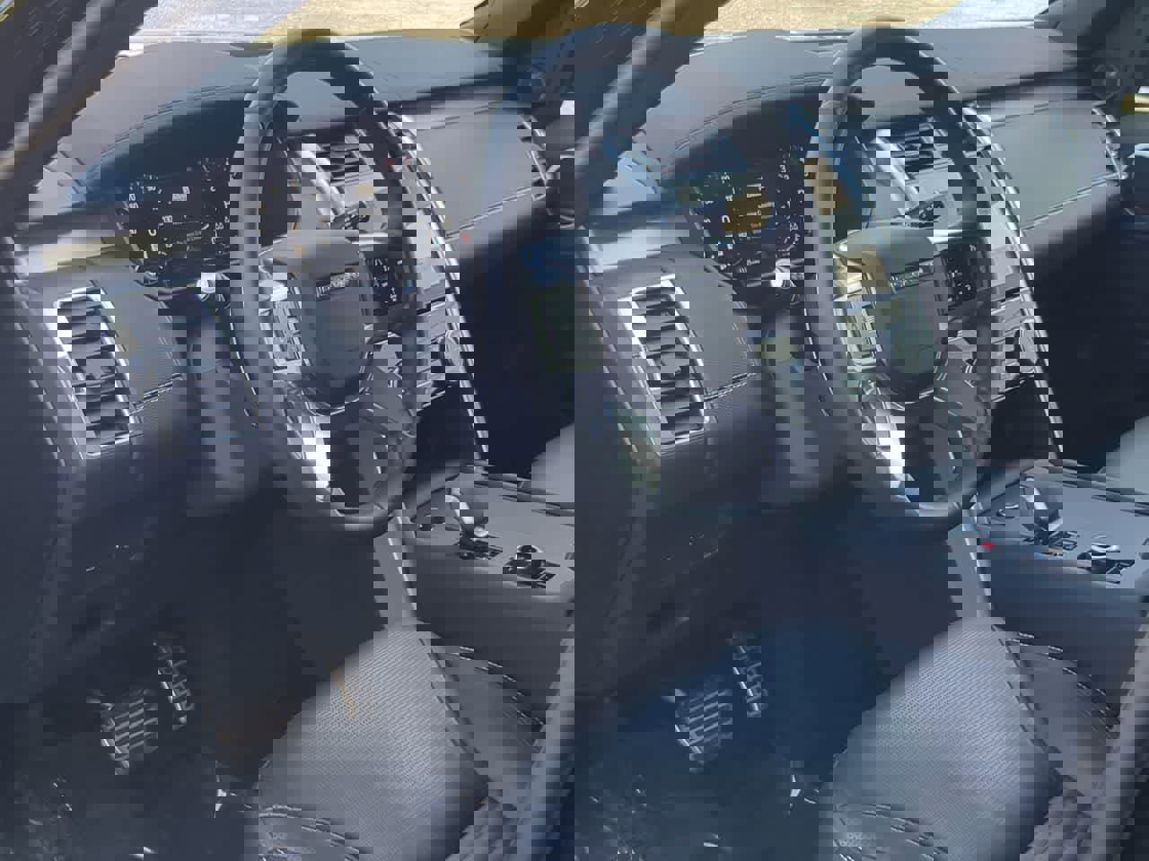 Used 2025 Land Rover Discovery Dynamic SE AWD/4WD image 10