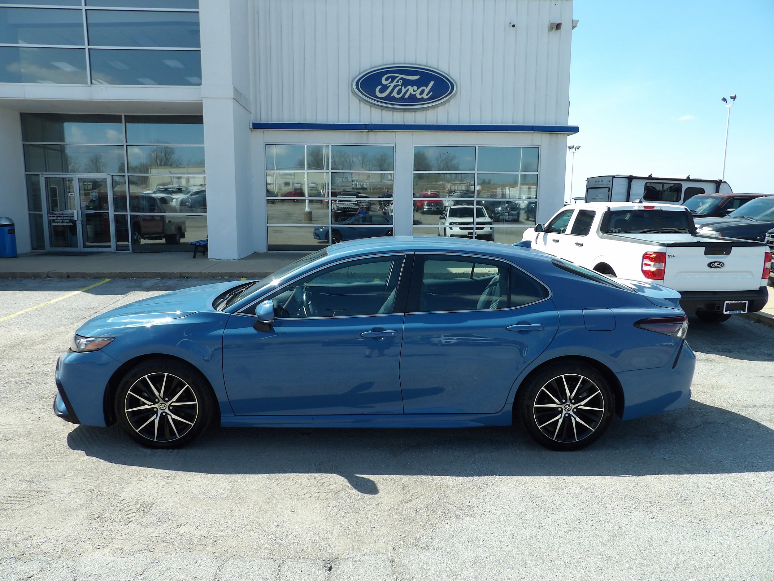 Used 2024 Toyota Camry SE w/ Cold Weather Package FWD image 1