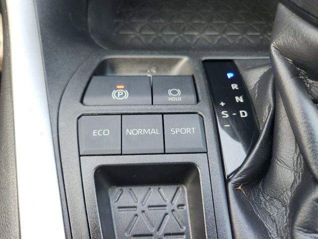 Used 2019 Toyota RAV4 LE FWD image 24