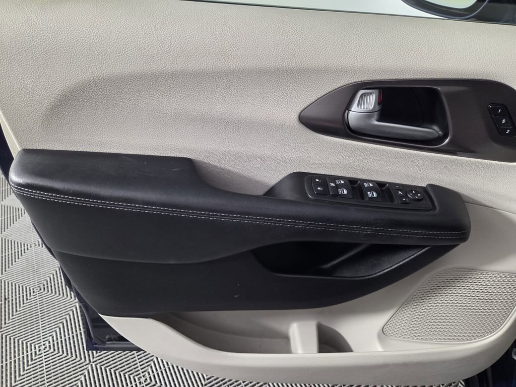 Certified 2018 Chrysler Pacifica Limited w/ Advanced Safetytec Group image 21