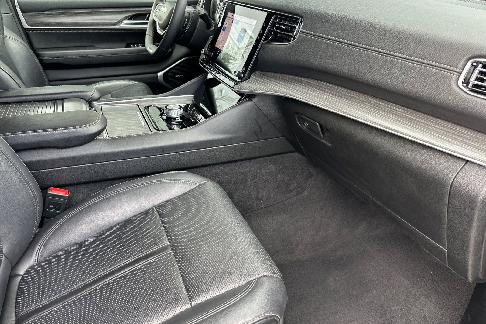 Used 2024 Jeep Wagoneer L Series II w/ Flexible Seating Group image 19