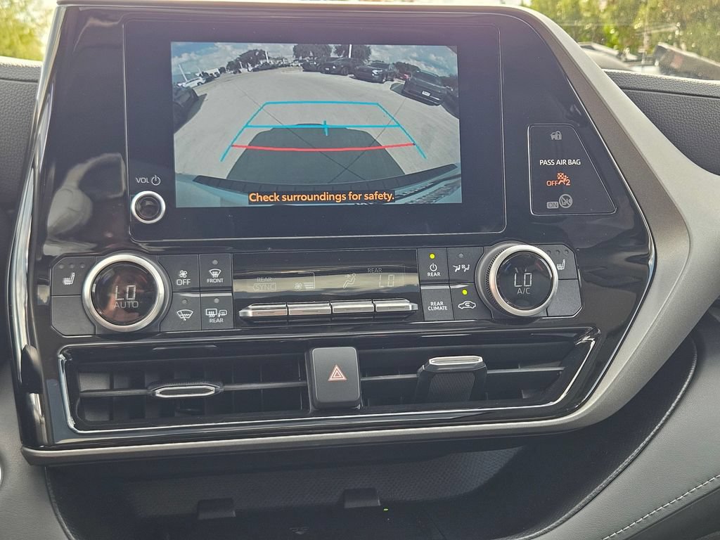 Used 2023 Toyota Highlander XLE FWD image 24