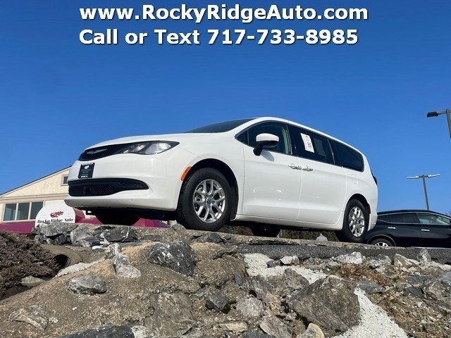 Used 2023 Chrysler Voyager LX image 1
