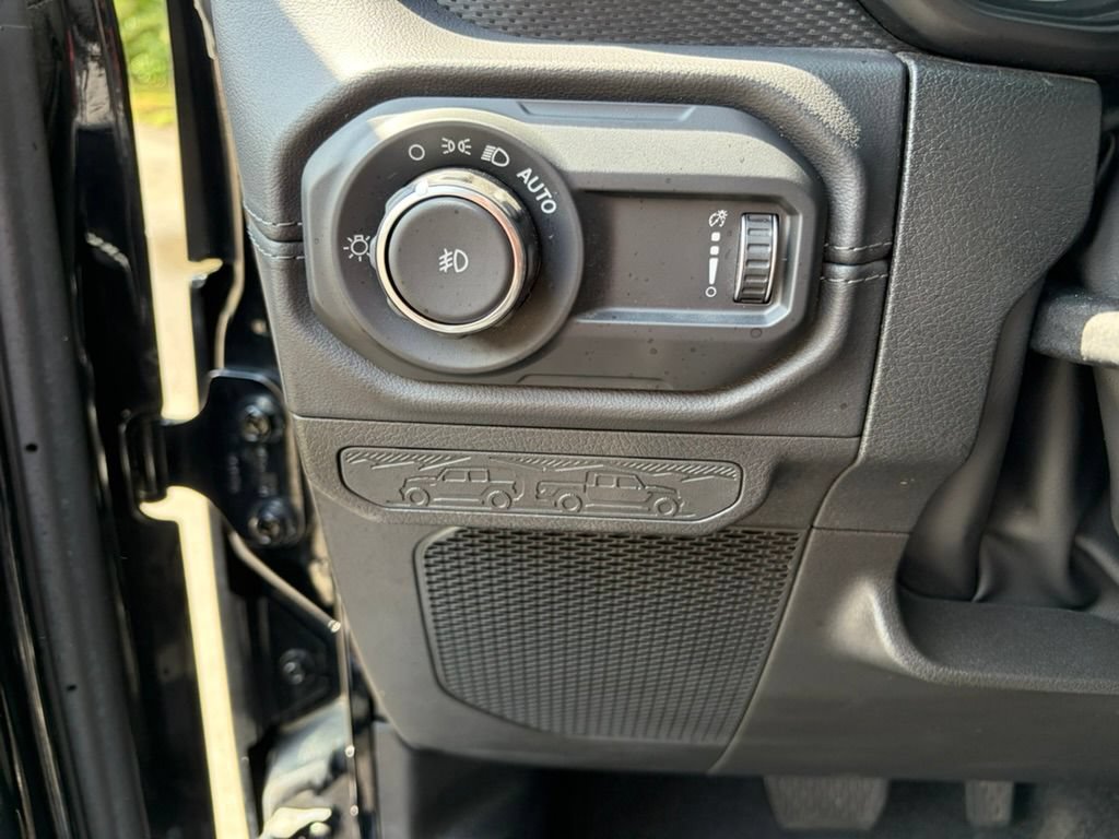 Used 2024 Jeep Wrangler Unlimited Rubicon AWD/4WD image 16