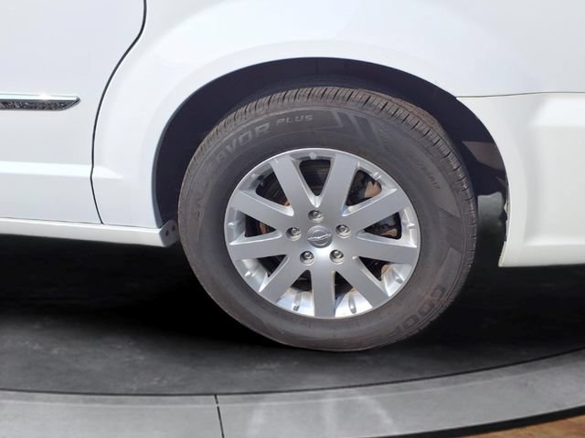 Used 2016 Chrysler Town & Country Touring w/ Driver Convenience Group FWD image 15