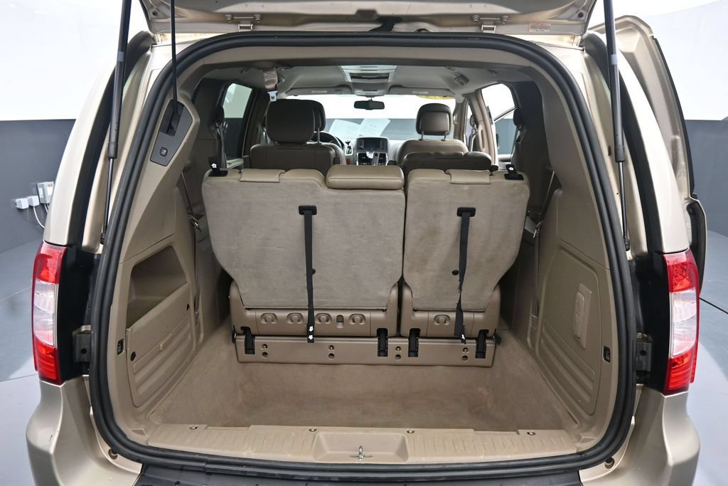 Used 2014 Chrysler Town & Country Touring FWD image 12