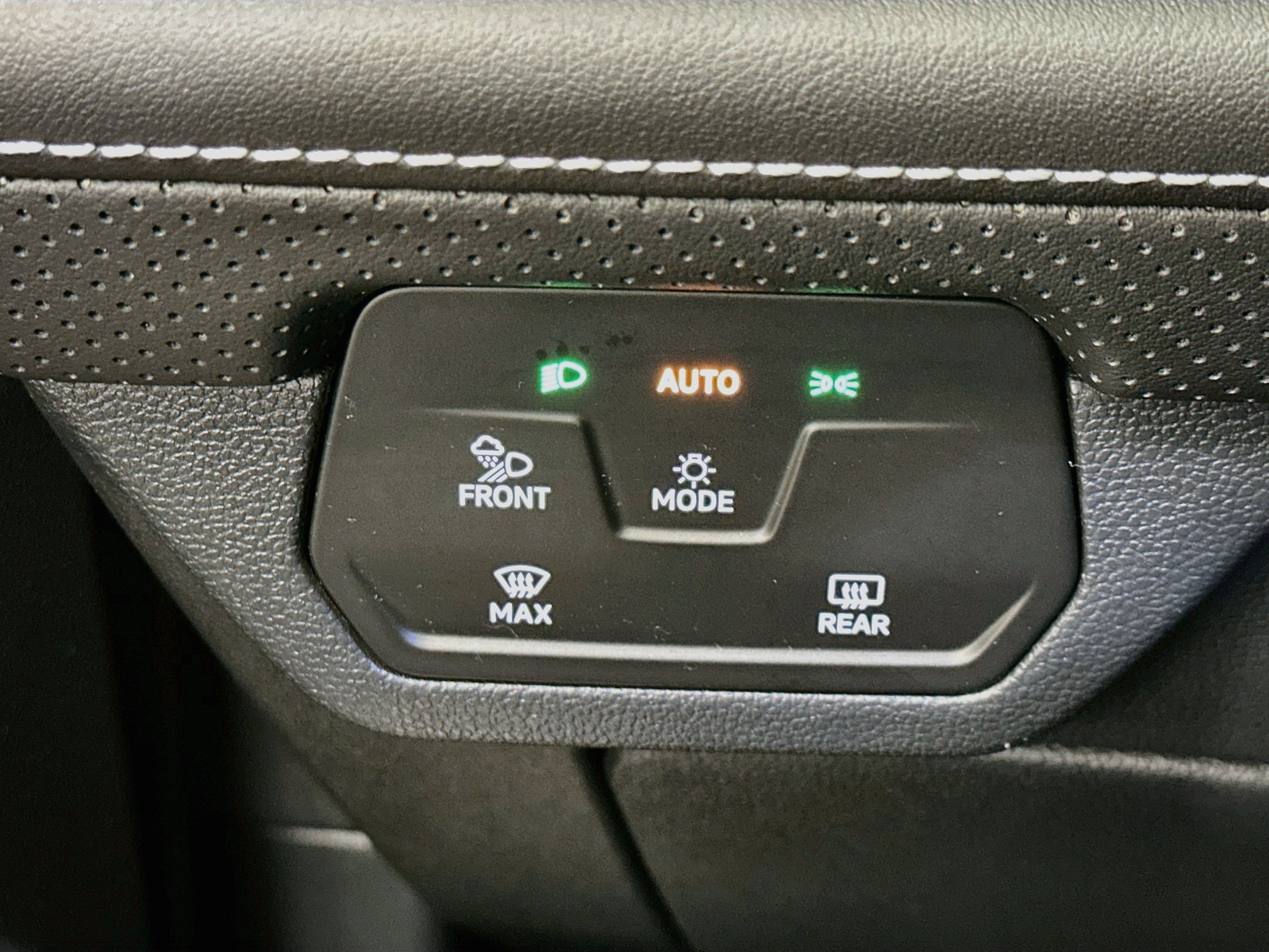 Used 2025 Volkswagen Atlas SE AWD/4WD image 17