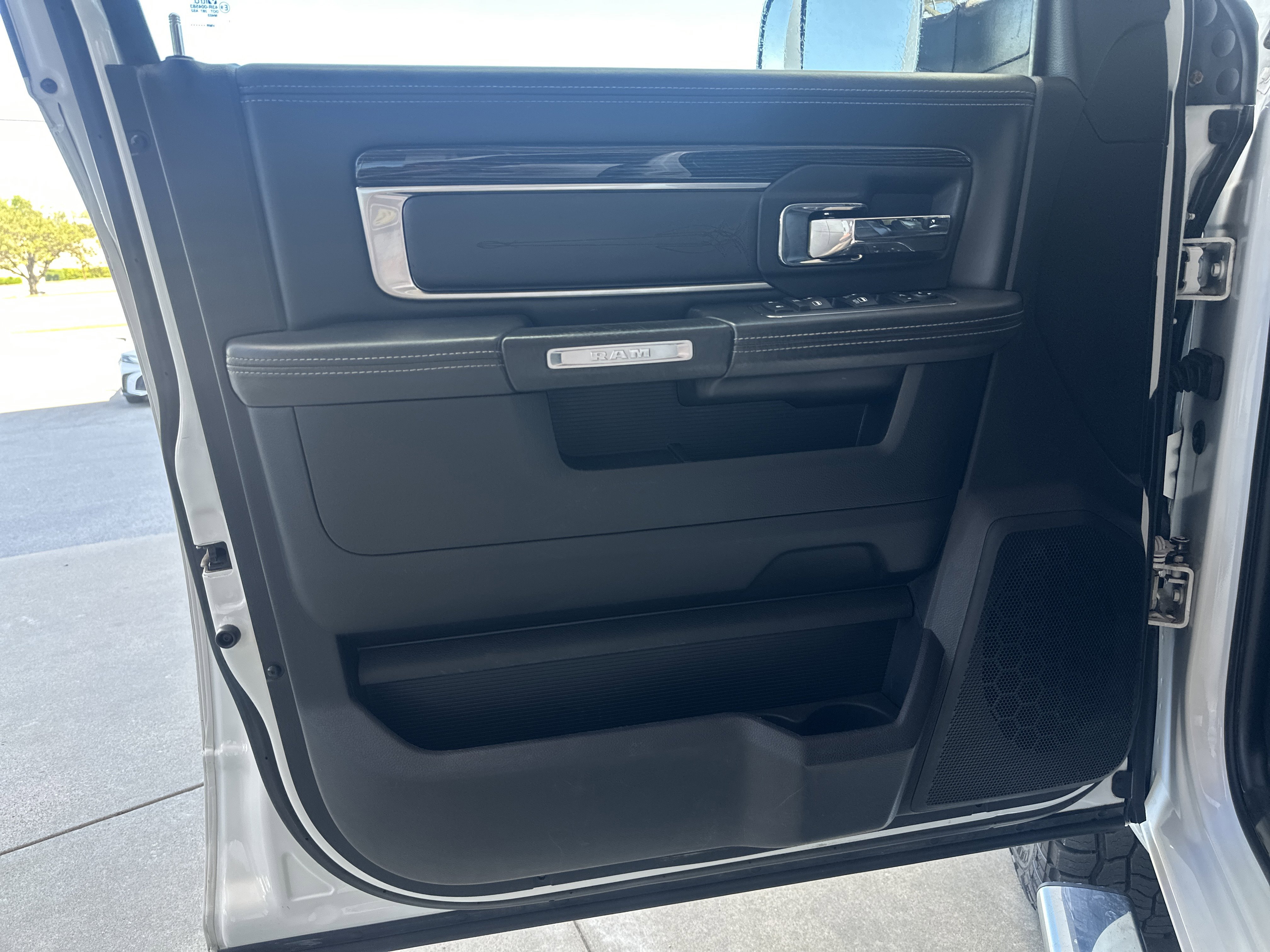 Used 2018 RAM 3500 Laramie Longhorn image 10