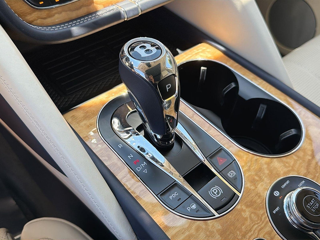 Used 2023 Bentley Bentayga Plug-In Hybrid AWD/4WD image 13