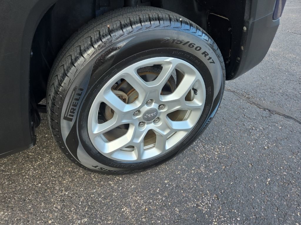 Used 2017 Jeep Renegade Latitude w/ Popular Equipment Group image 11