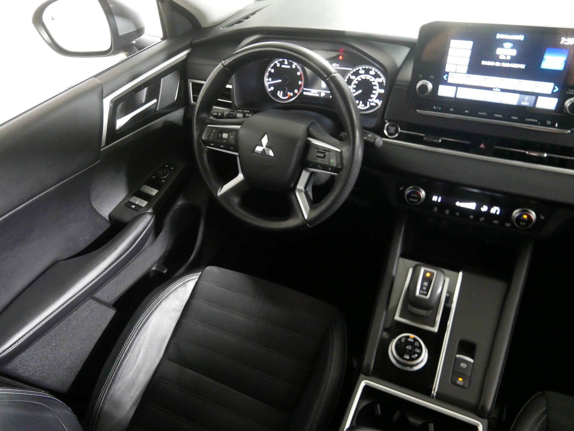 Used 2022 Mitsubishi Outlander SE image 9