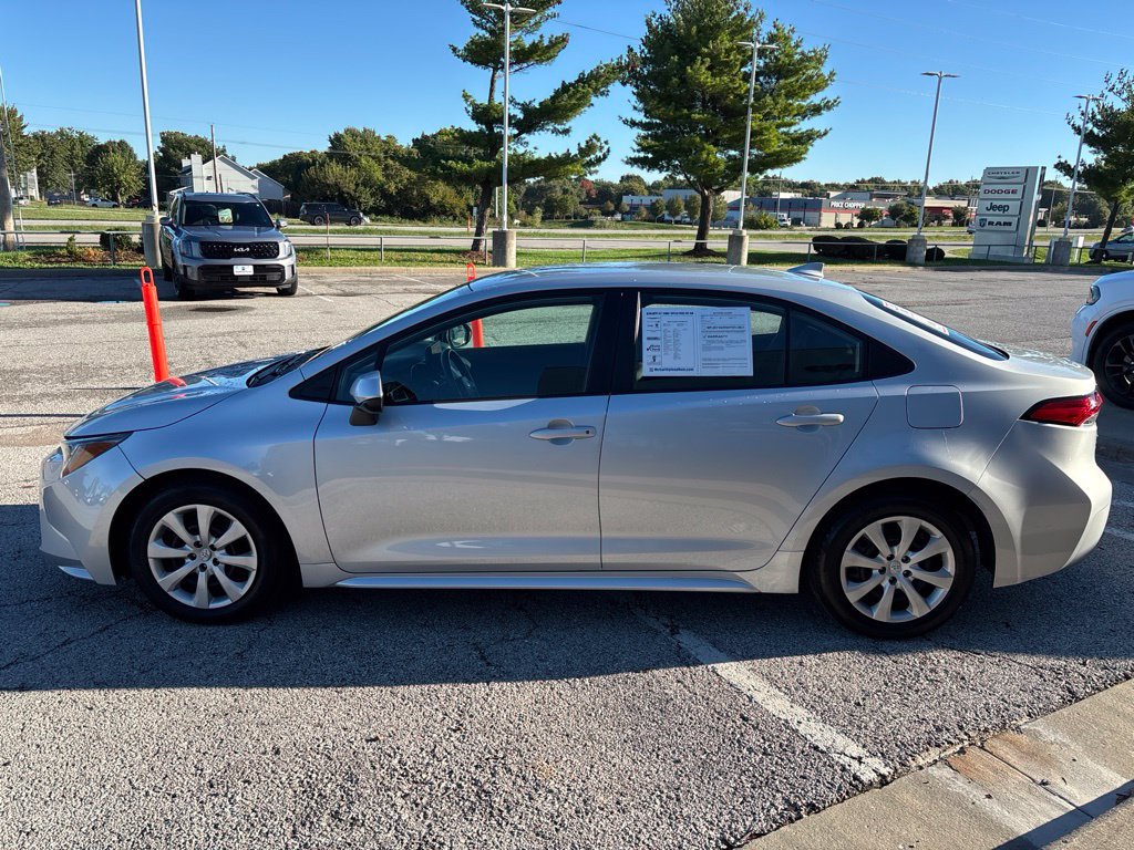 Used 2025 Toyota Corolla LE FWD image 5