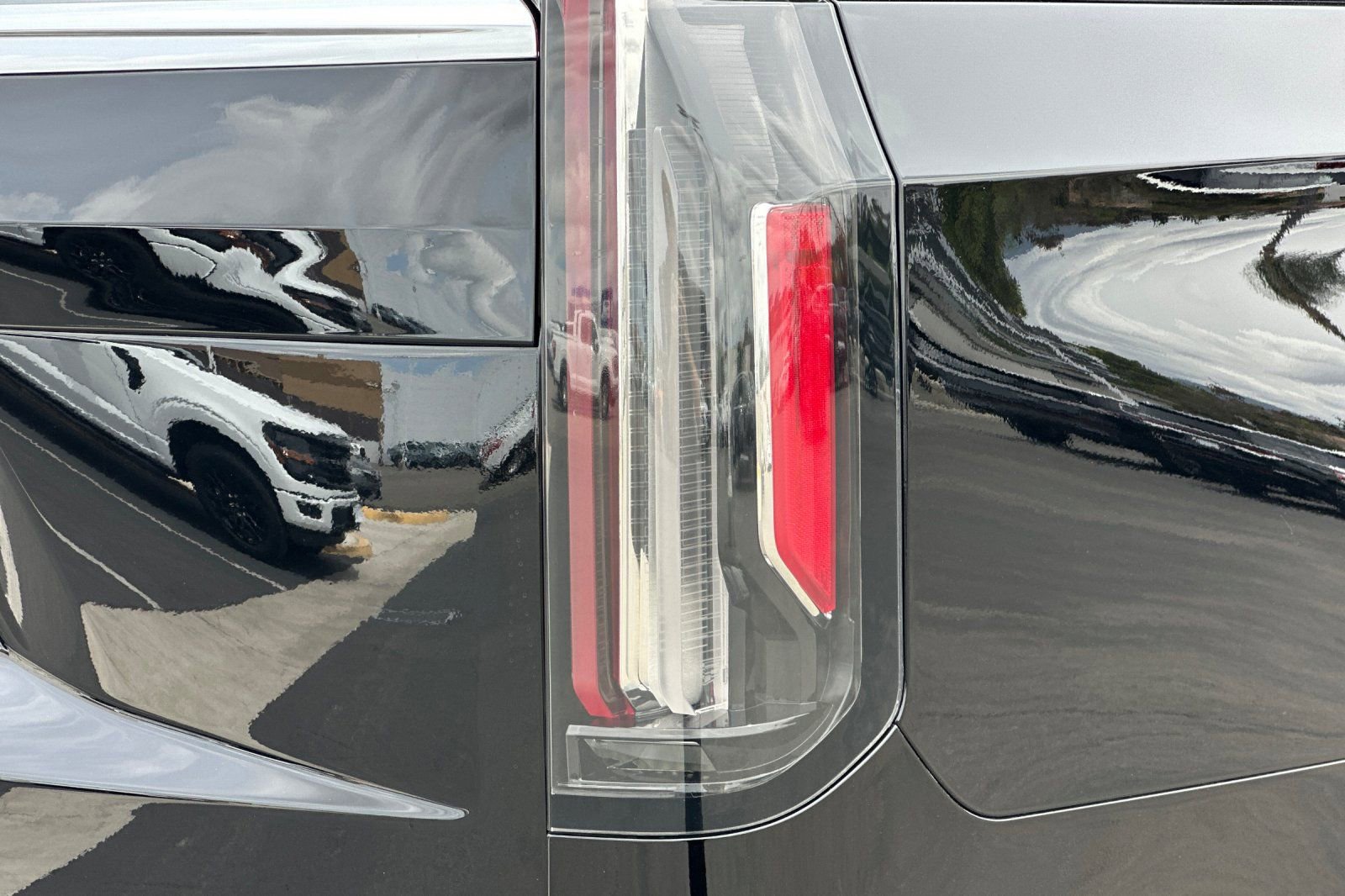 Used 2023 Cadillac Escalade Premium Luxury AWD/4WD image 28