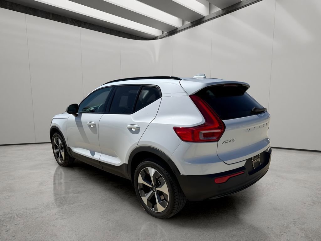 Used 2023 Volvo XC40 B4 Ultimate image 3