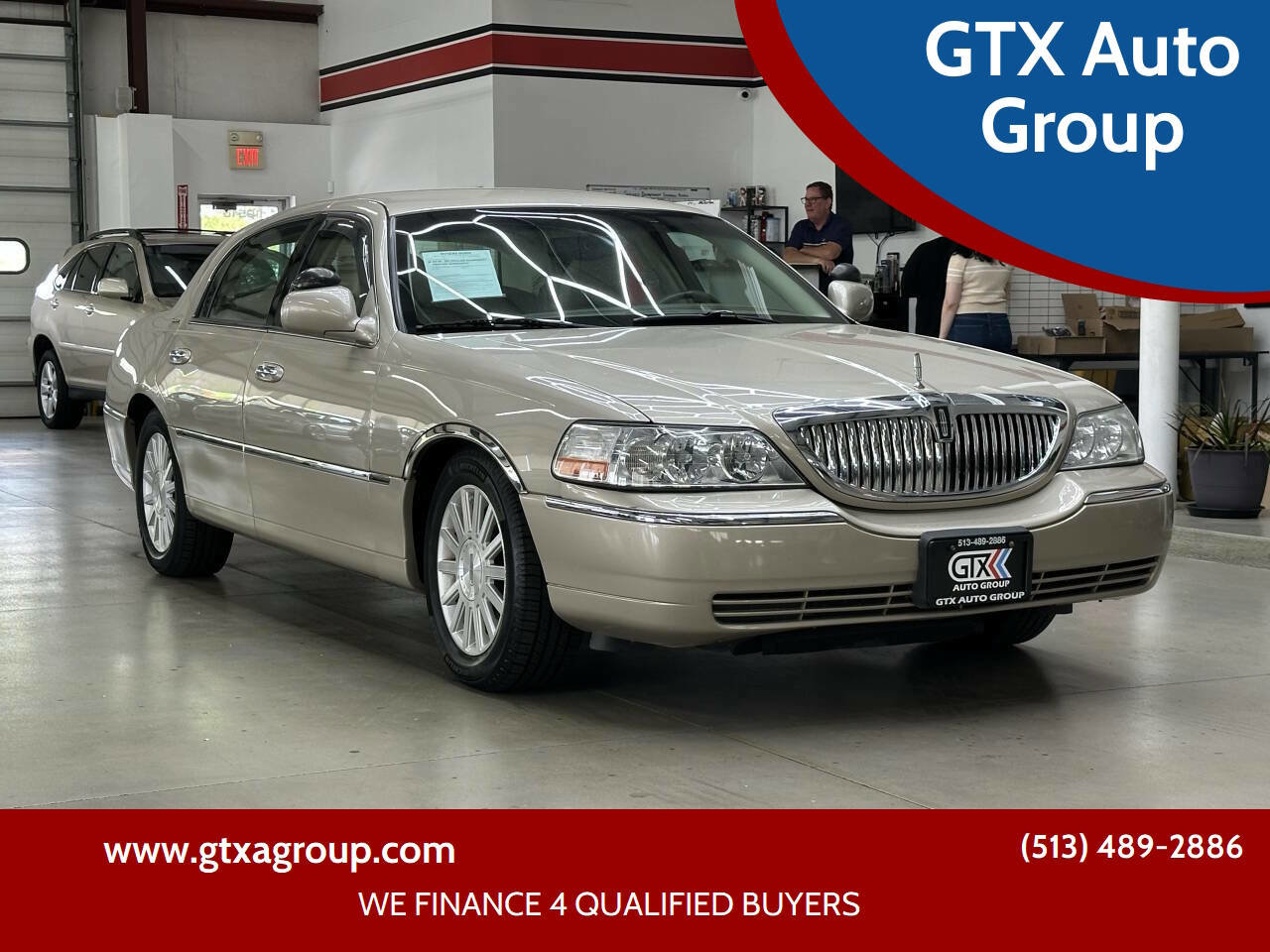 Used 2004 Lincoln Town Car Executive image 1