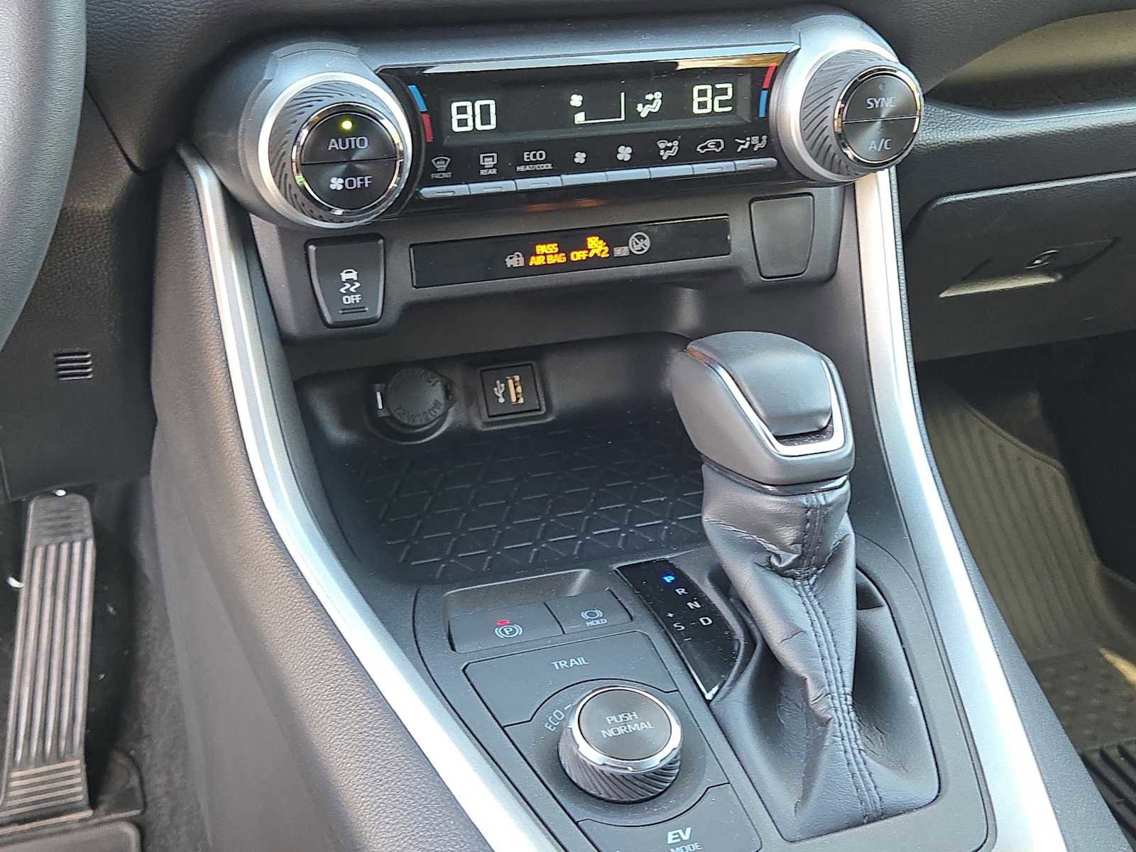 Used 2025 Toyota RAV4 SE image 27