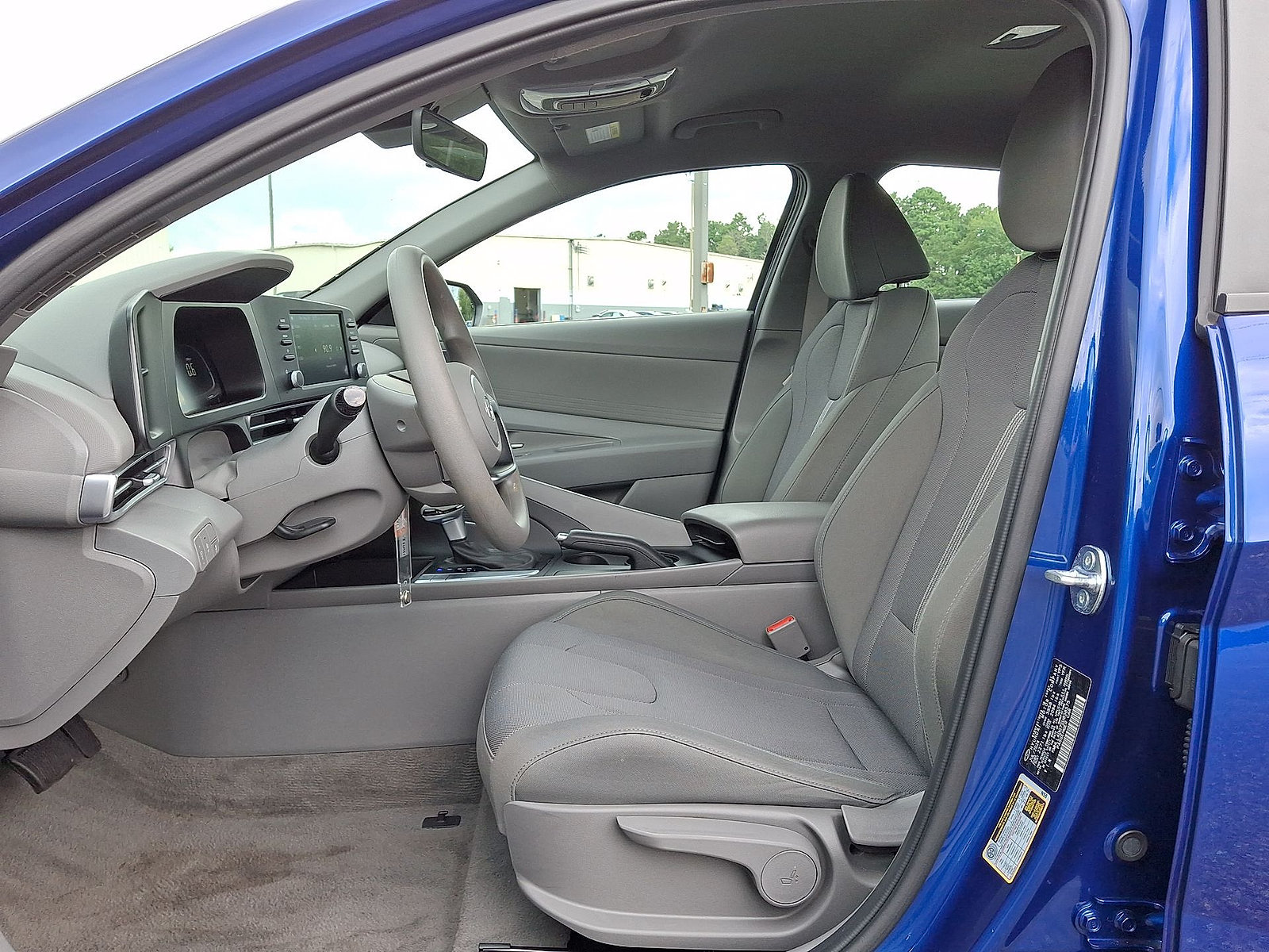 Certified 2025 Hyundai Elantra SE FWD image 17