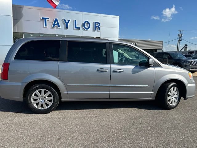 Used 2015 Chrysler Town & Country Touring FWD image 19