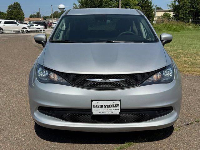 Used 2023 Chrysler Voyager LX FWD image 2