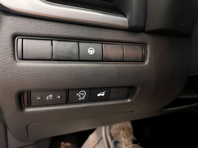 Used 2025 Nissan Rogue SV AWD/4WD image 18