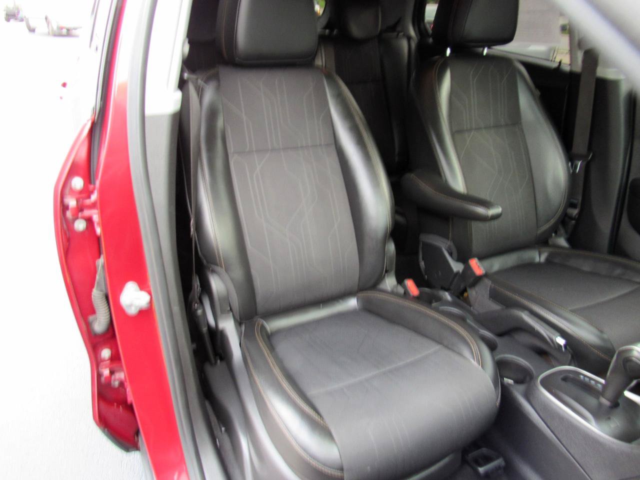 Used 2020 Chevrolet Trax LT w/ LT Convenience Package AWD/4WD image 35