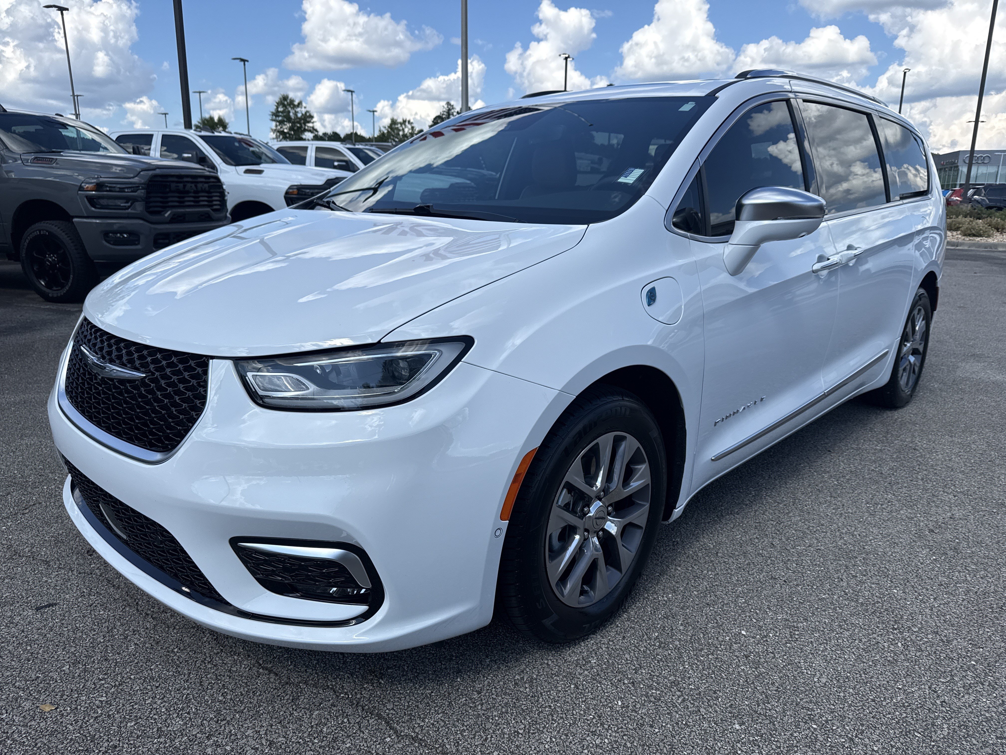 Used 2024 Chrysler Pacifica Pinnacle FWD image 3