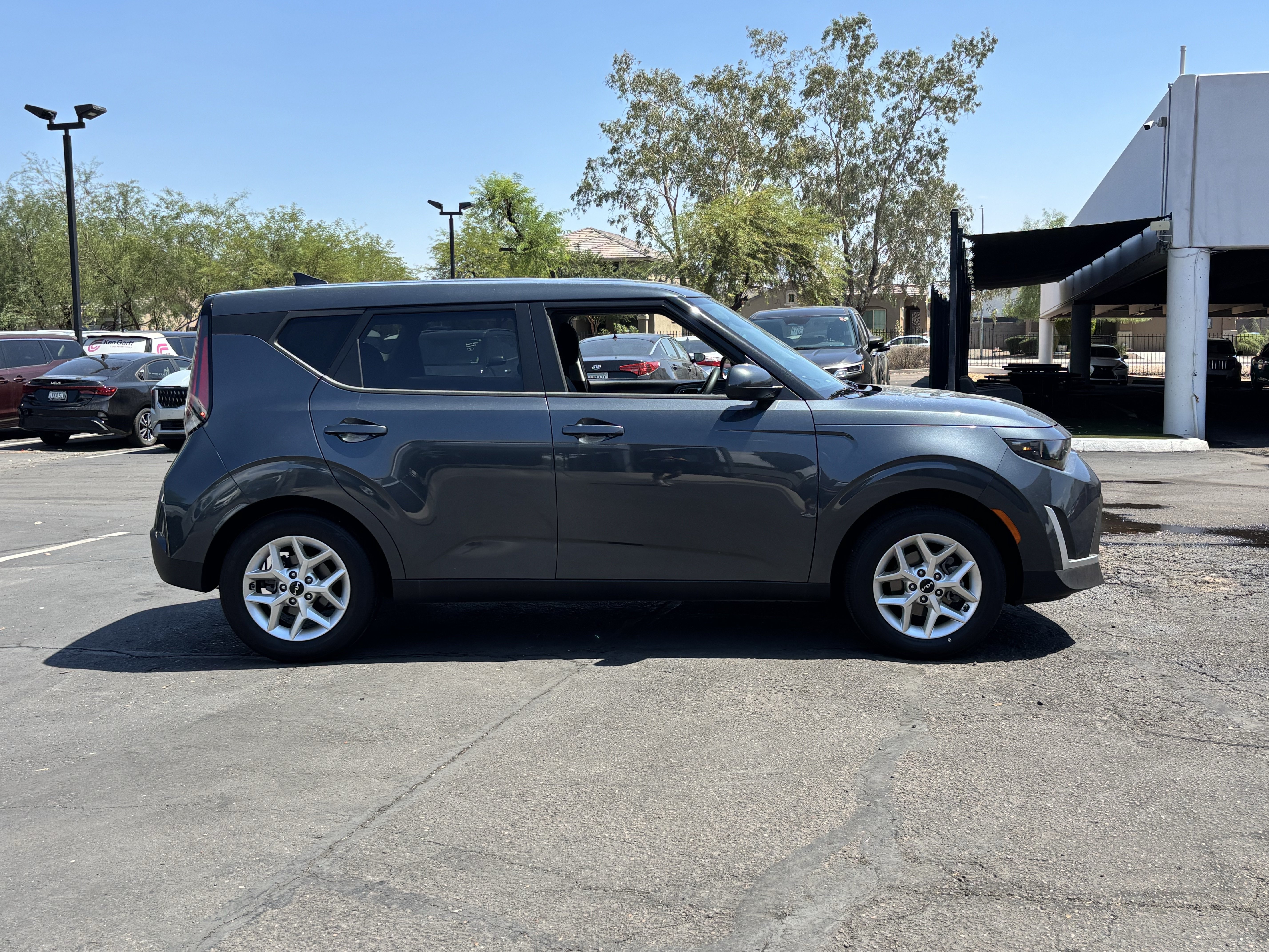 Certified 2025 Kia Soul LX w/ LX Technology Package FWD image 2