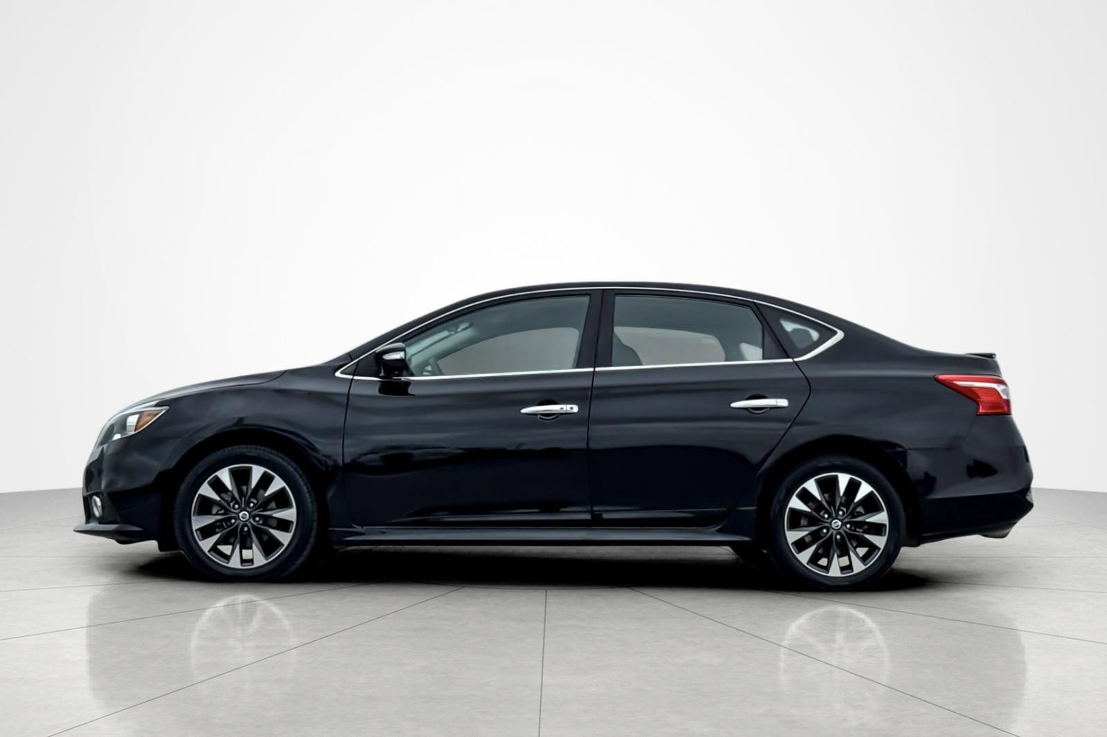 Used 2019 Nissan Sentra SR w/ Exterior Package image 2