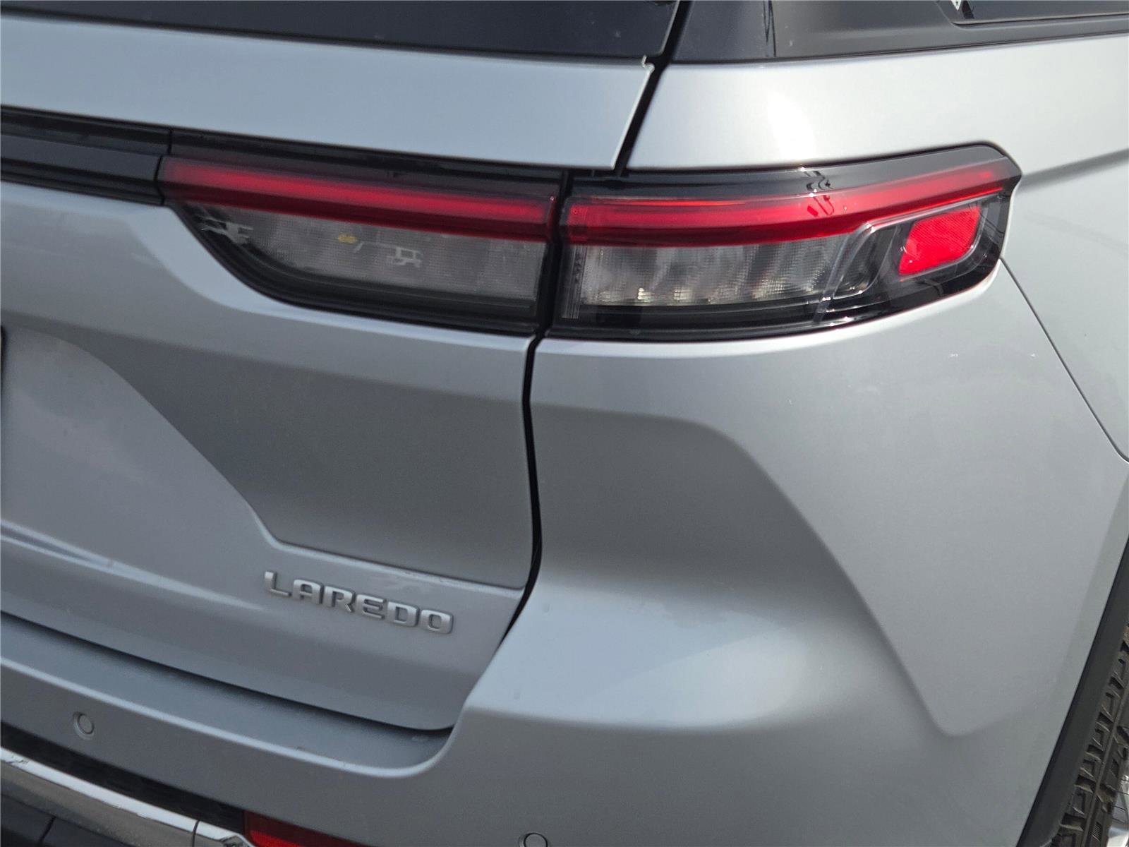 Used 2024 Jeep Grand Cherokee Laredo X image 13