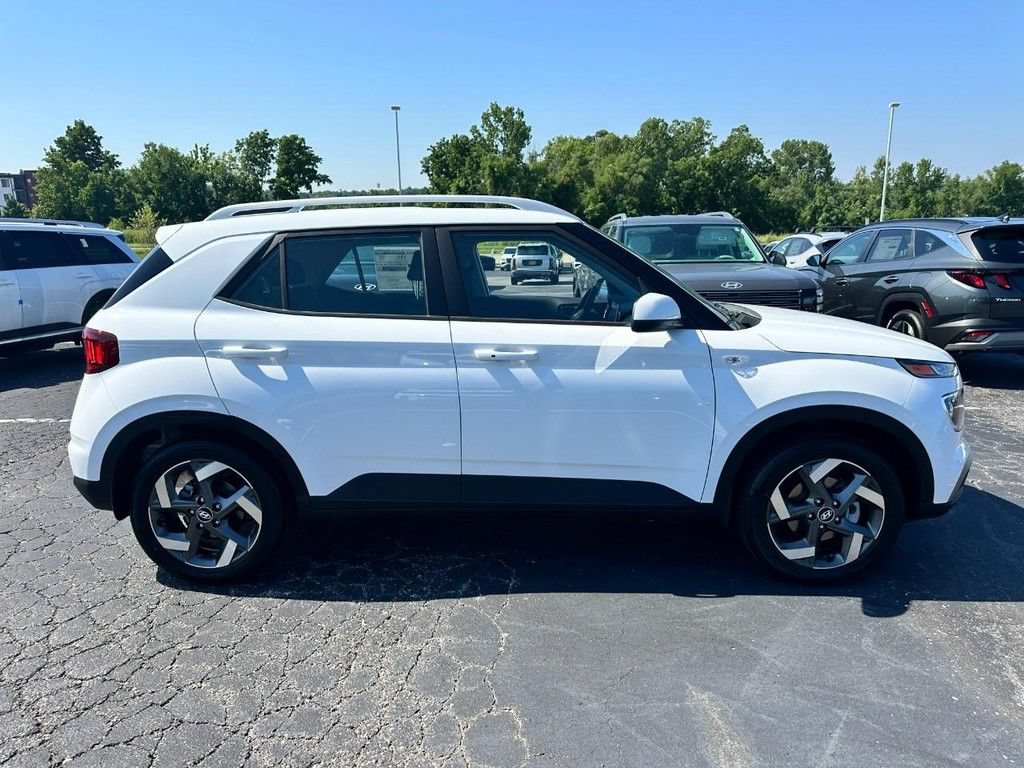 Used 2026 Hyundai Venue SEL FWD image 2