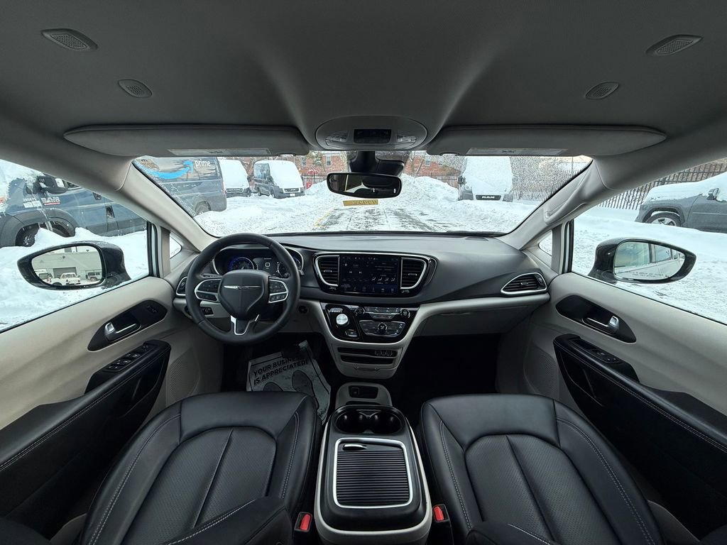 Used 2024 Chrysler Pacifica Touring-L image 15