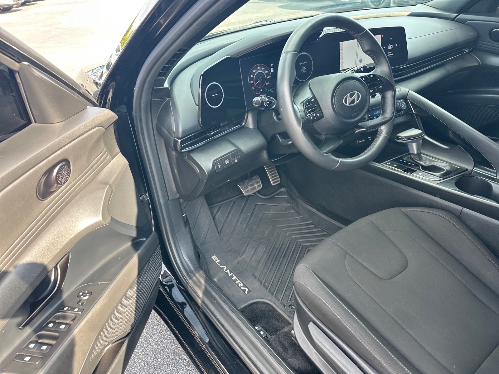Used 2025 Hyundai Elantra SEL FWD image 6