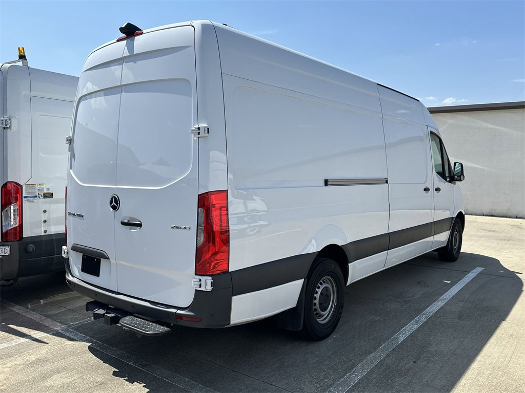 Used 2024 Mercedes-Benz Sprinter 2500 image 3