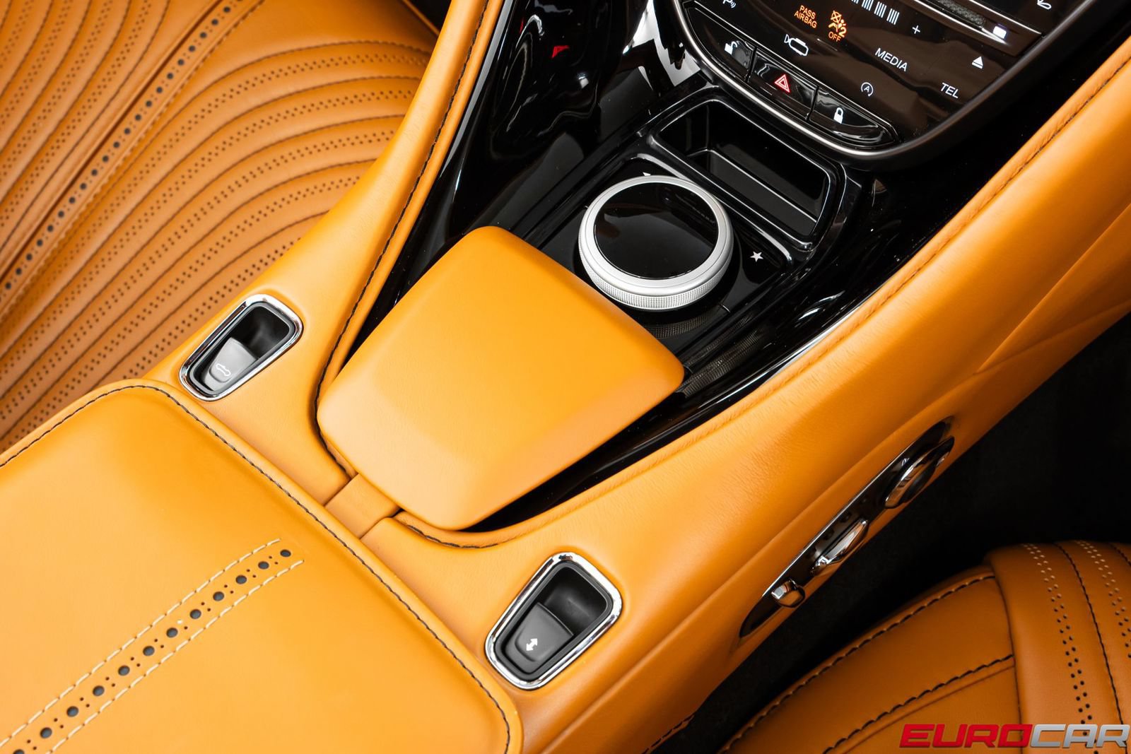 Used 2019 Aston Martin DB11 Volante RWD image 32