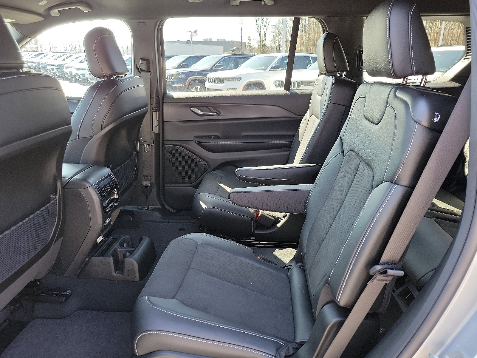 Used 2024 Jeep Grand Cherokee L Laredo image 6