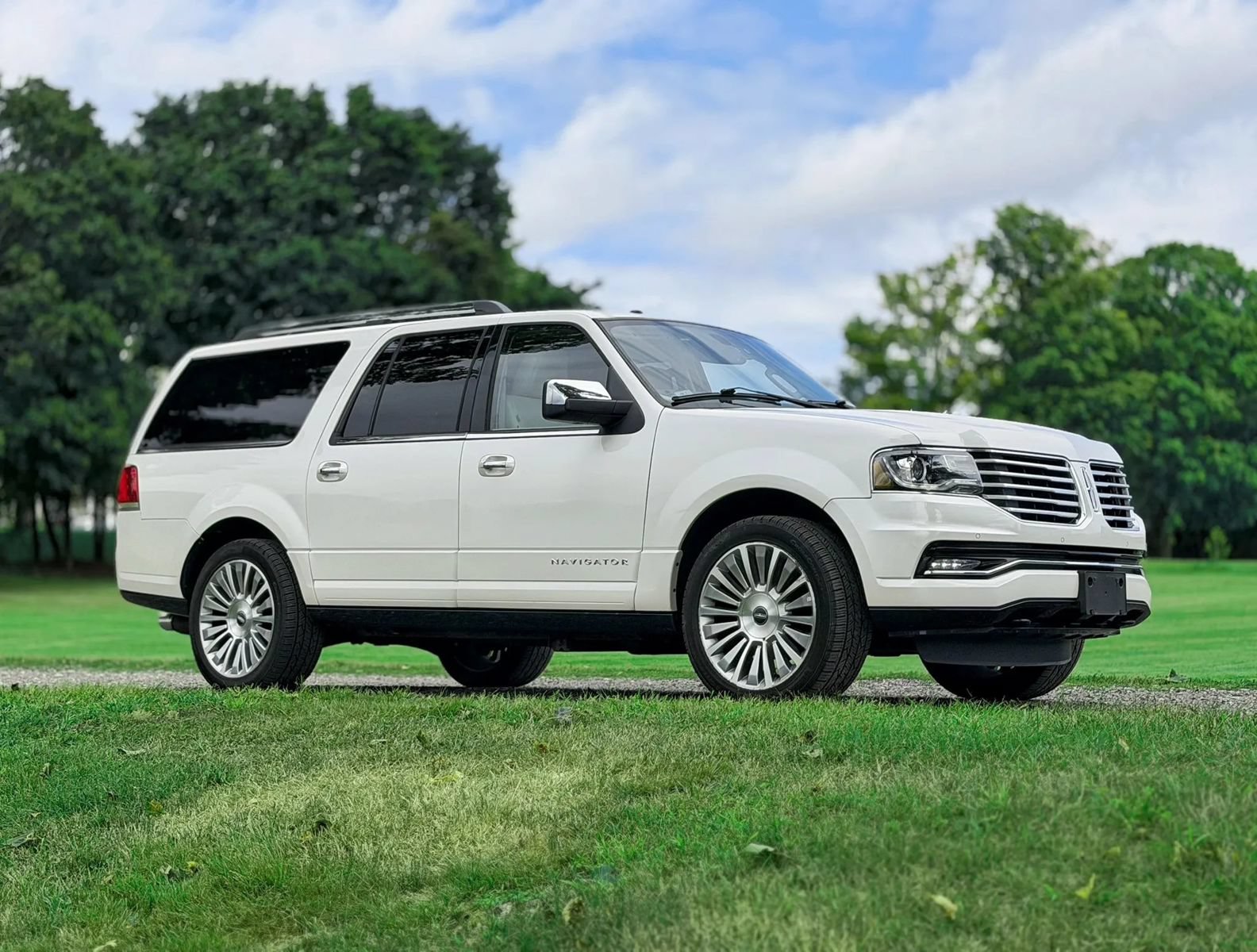 Used 2015 Lincoln Navigator L 4WD w/ Equipment Group 101A Reserve image 2
