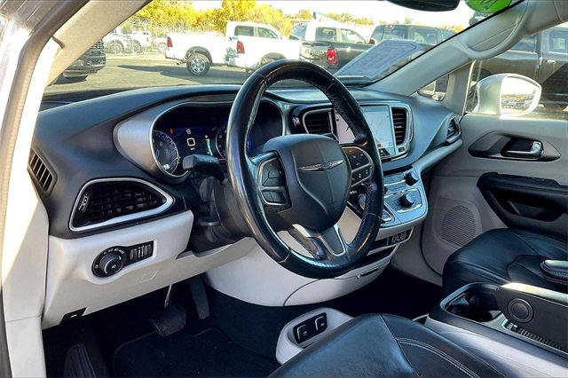 Used 2021 Chrysler Pacifica Touring-L image 13