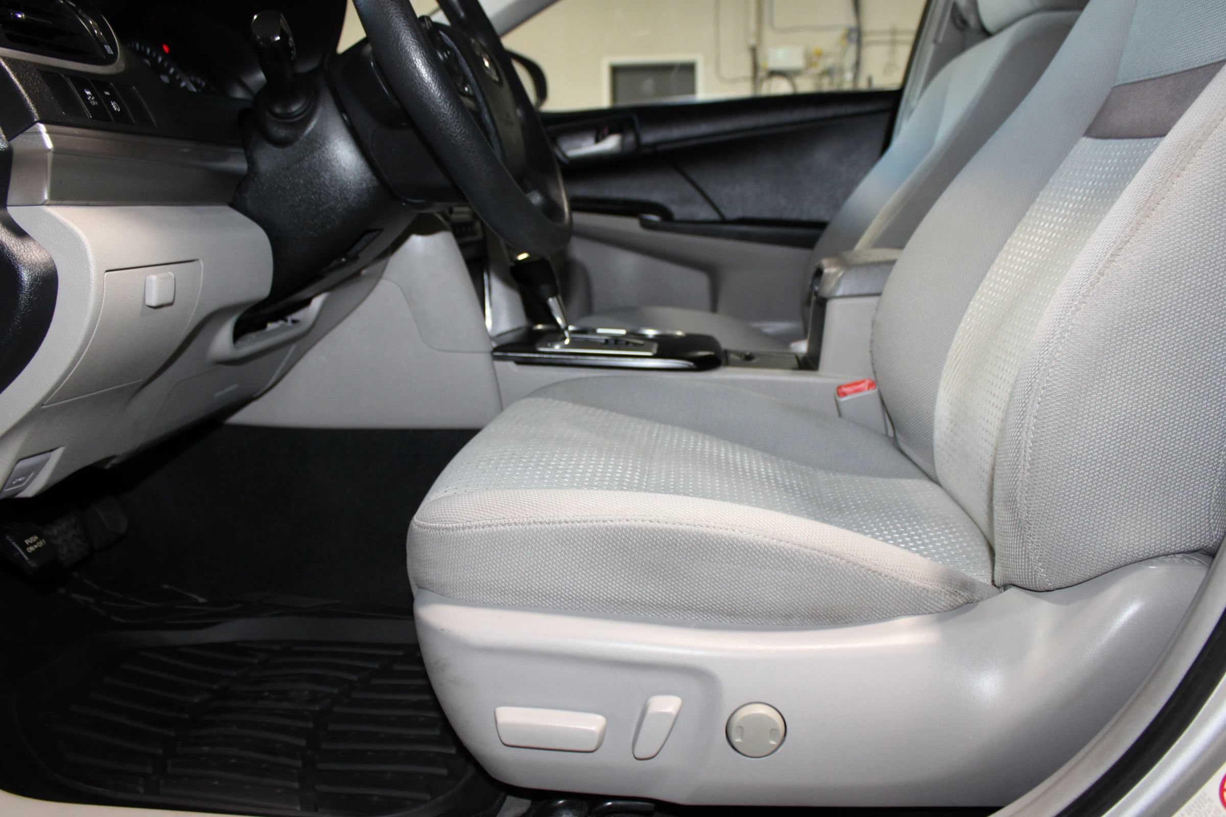 Used 2012 Toyota Camry LE FWD image 19