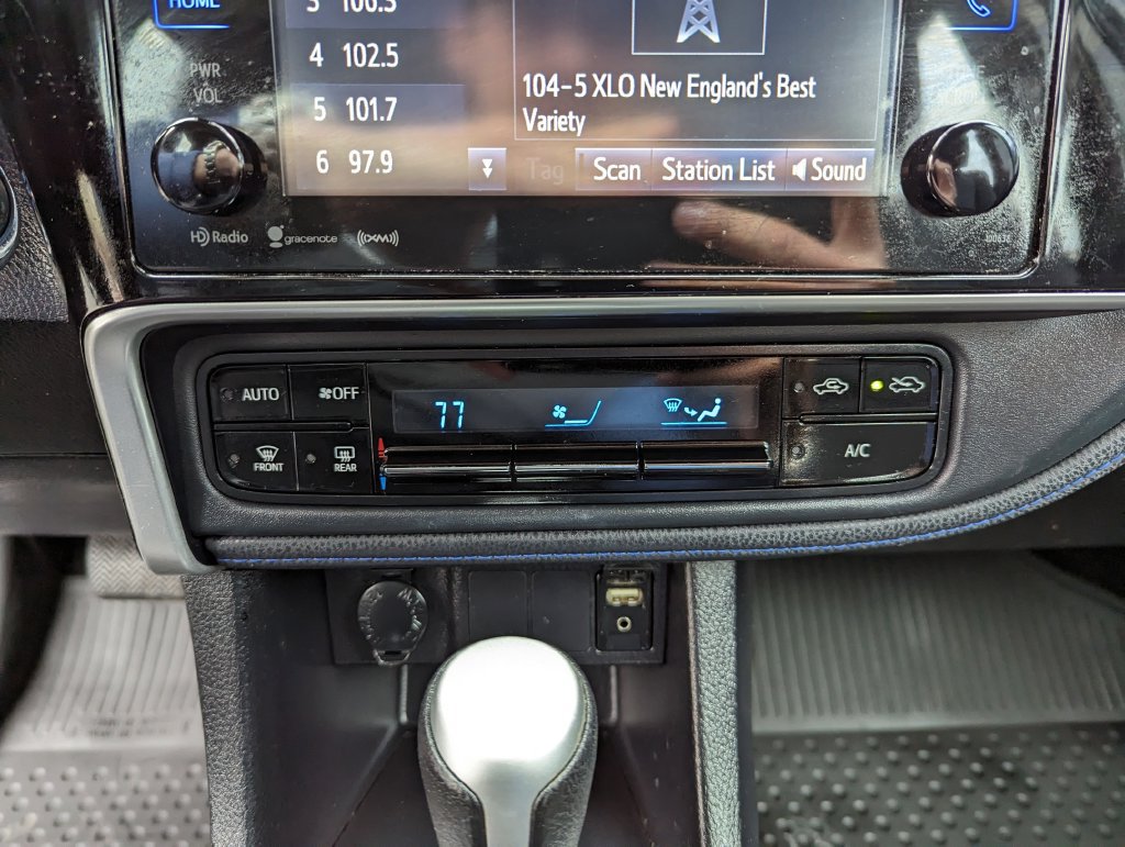 Used 2017 Toyota Corolla SE w/ SE Premium Package FWD image 23