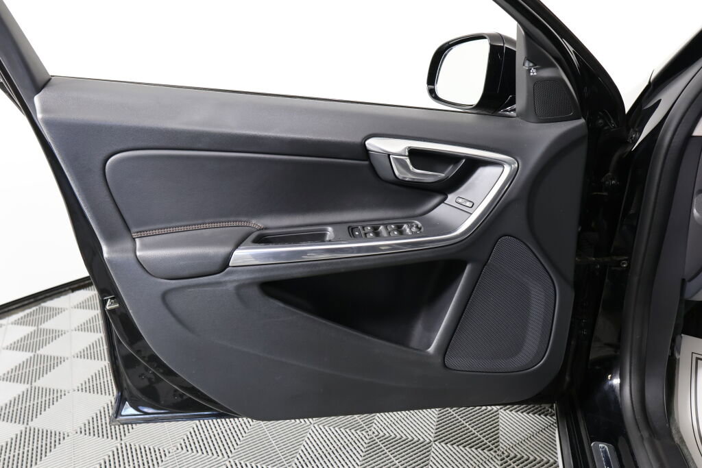 Used 2016 Volvo V60 T5 Cross Country Platinum image 12