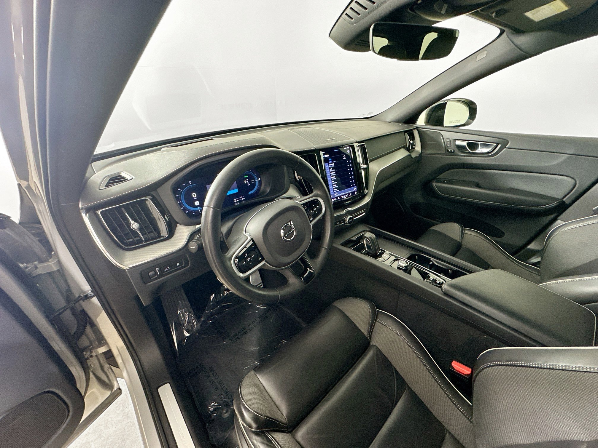 Used 2022 Volvo XC60 T8 R-Design w/ Advanced Package image 16
