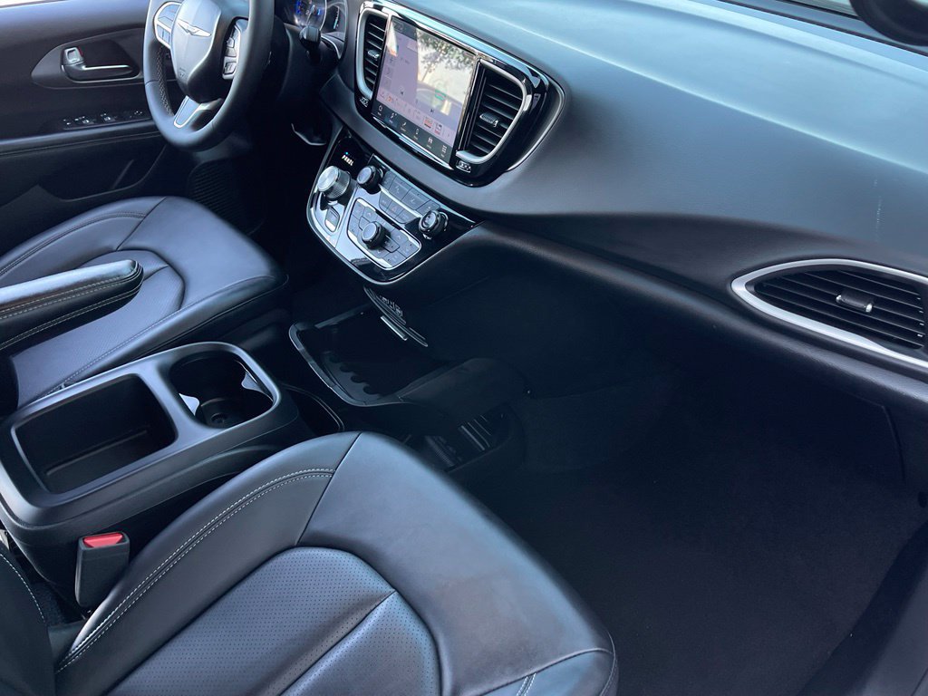 Used 2025 Chrysler Pacifica Select FWD image 16