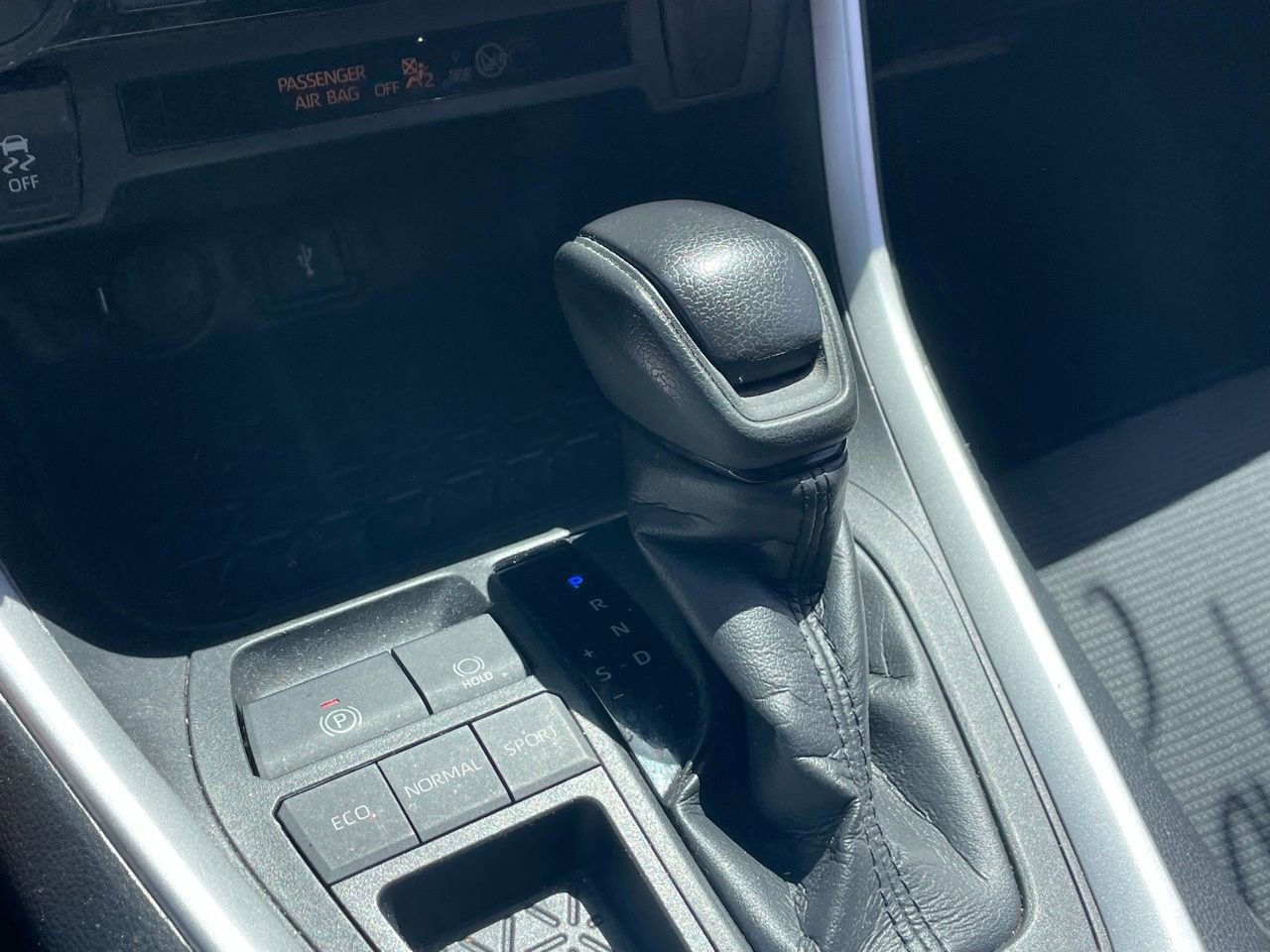 Used 2021 Toyota RAV4 LE FWD image 6