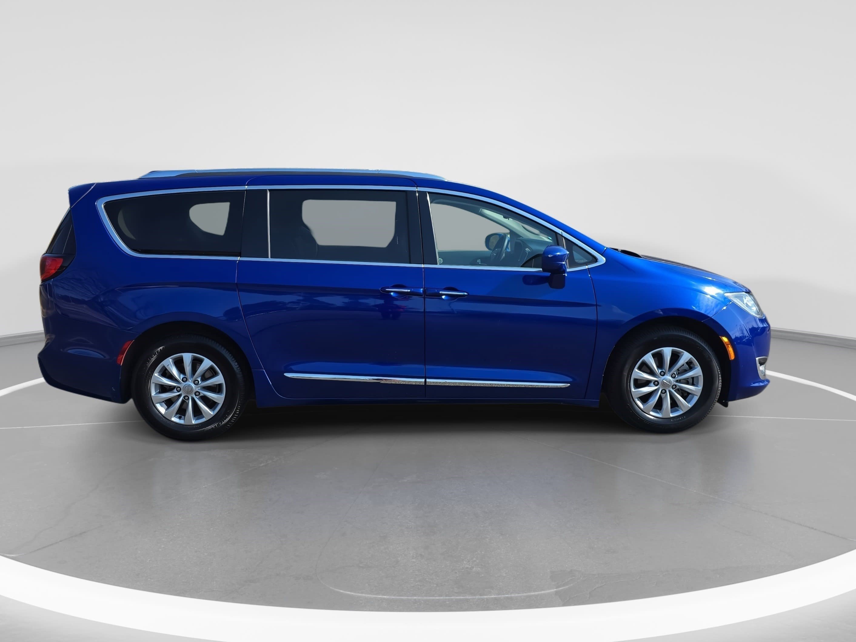 Used 2018 Chrysler Pacifica Touring-L image 4