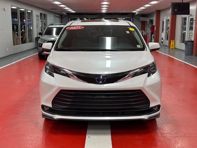 Certified 2025 Toyota Sienna XLE FWD image 8