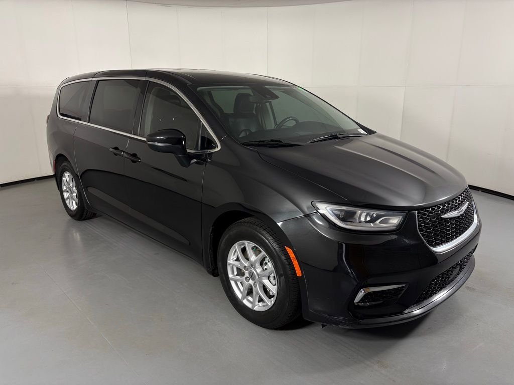 Used 2023 Chrysler Pacifica Touring-L image 2